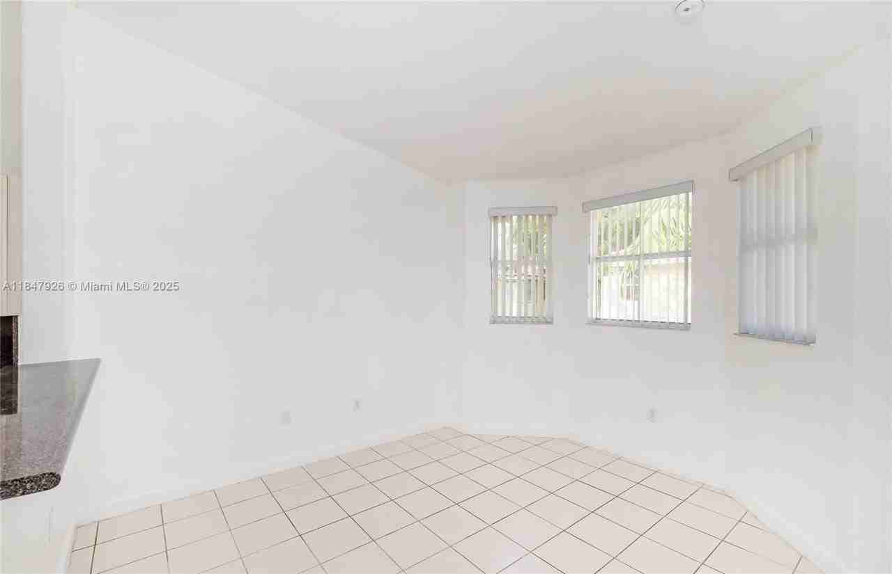 2908 Se 17th Ave #200 - Photo 4 of 23