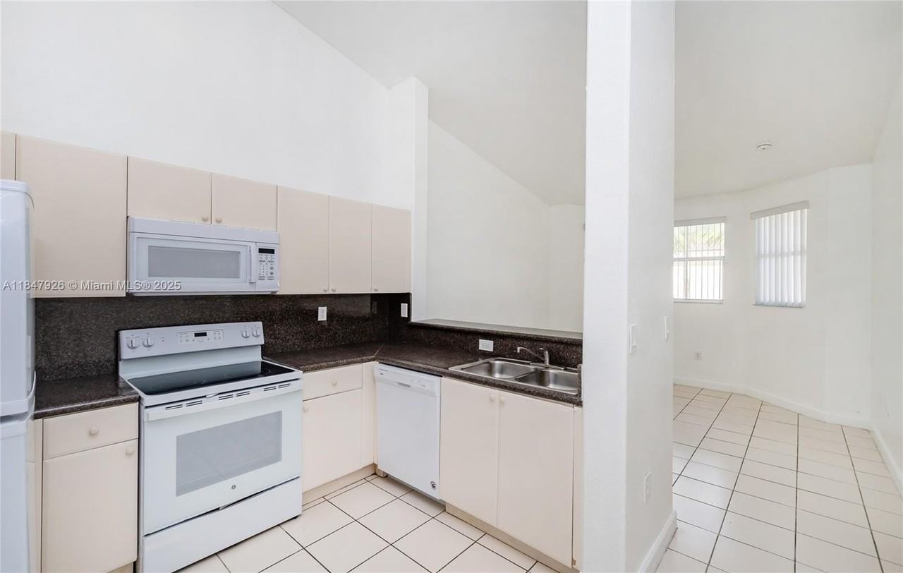 2908 Se 17th Ave #200 - Photo 5 of 23