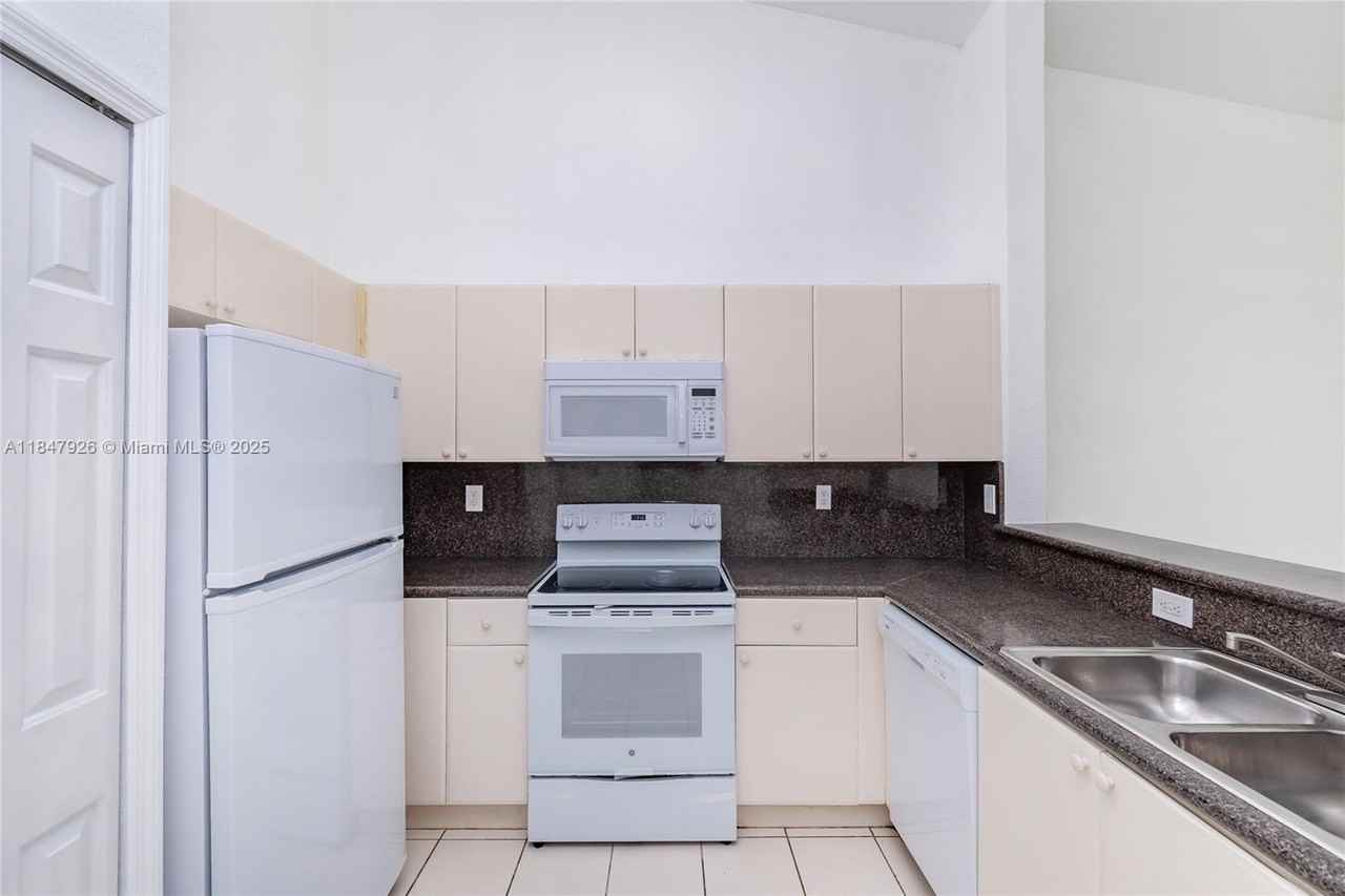 2908 Se 17th Ave #200 - Photo 6 of 23