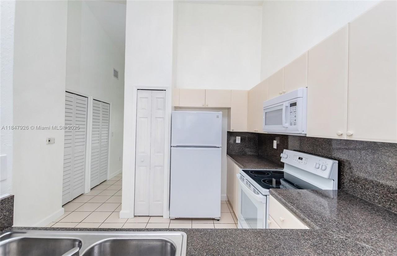 2908 Se 17th Ave #200 - Photo 7 of 23