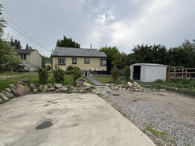 4513 50 St - Photo 2 of 10