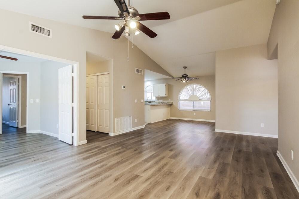 7522 W Kerry Ln - Photo 4 of 16