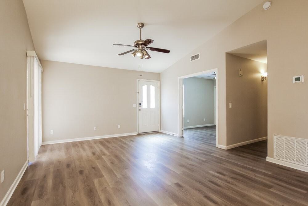 7522 W Kerry Ln - Photo 5 of 16