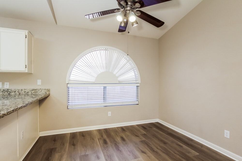 7522 W Kerry Ln - Photo 6 of 16