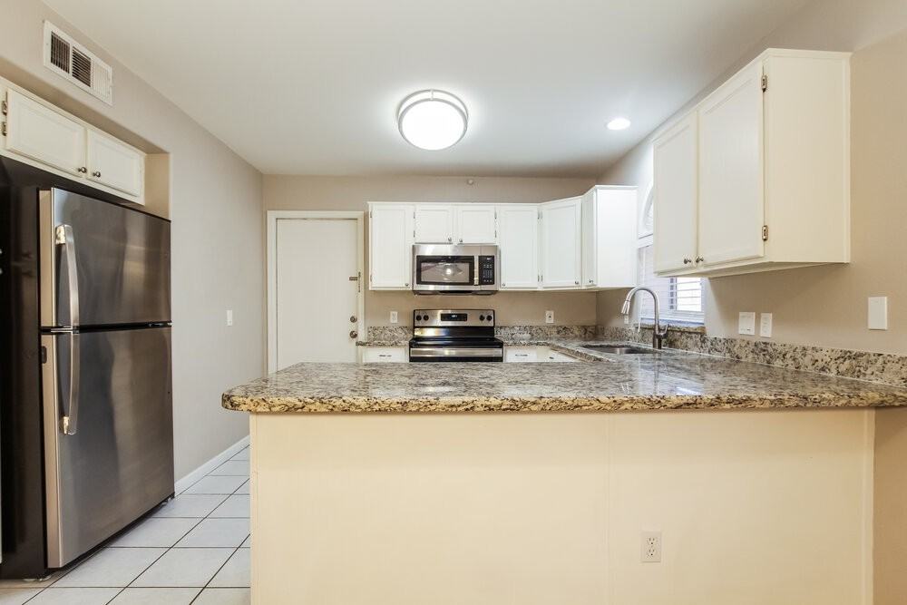 7522 W Kerry Ln - Photo 7 of 16