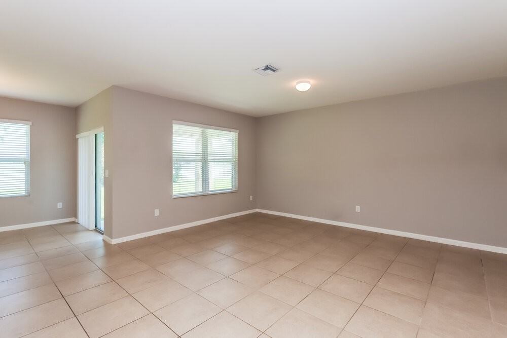 2207 Se 11th St - Photo 3 of 16