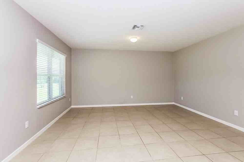 2207 Se 11th St - Photo 4 of 16