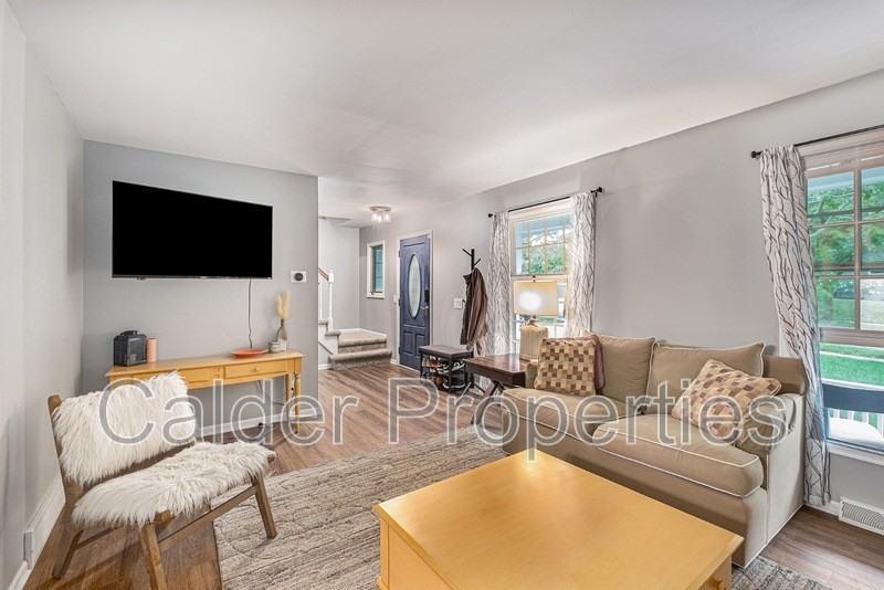 1269 Banbury Ave Ne - Photo 3 of 19