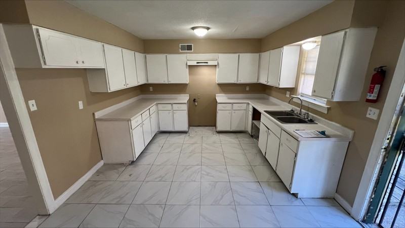 3216 S Mendenhall Rd #1A - Photo 7 of 10