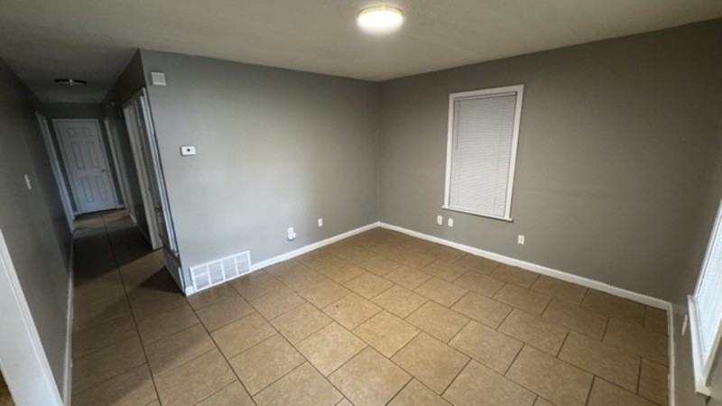 1496 Oakwood St - Photo 3 of 14