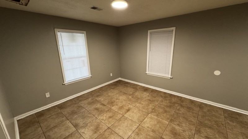 1496 Oakwood St - Photo 7 of 14