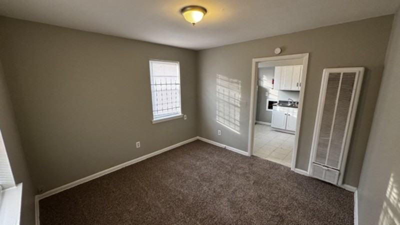 832 Whitford Pl - Photo 3 of 12