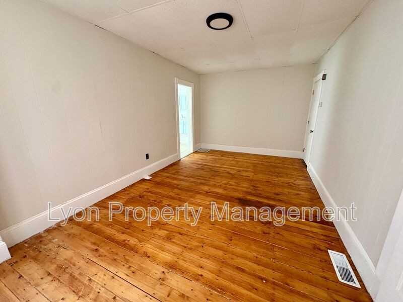 37 Mechanic Ave #1L - Photo 3 of 10