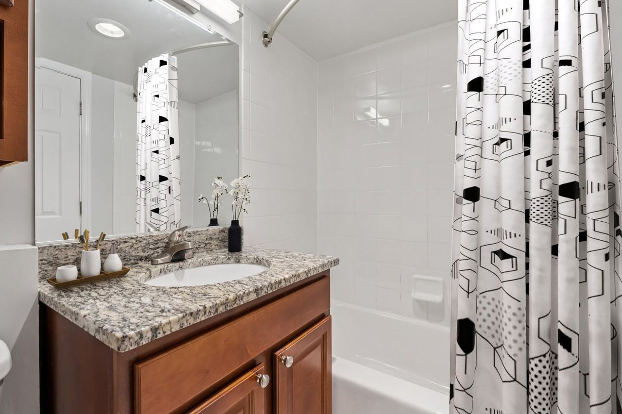 Georgia West - Photo 6 of 45