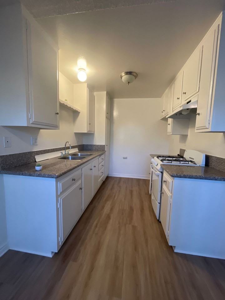 Upstairs 2 Bed 1 Bath, 1 Assigned Parking Space Included, 1.5 Miles From the Beach - Photo 4 of 7
