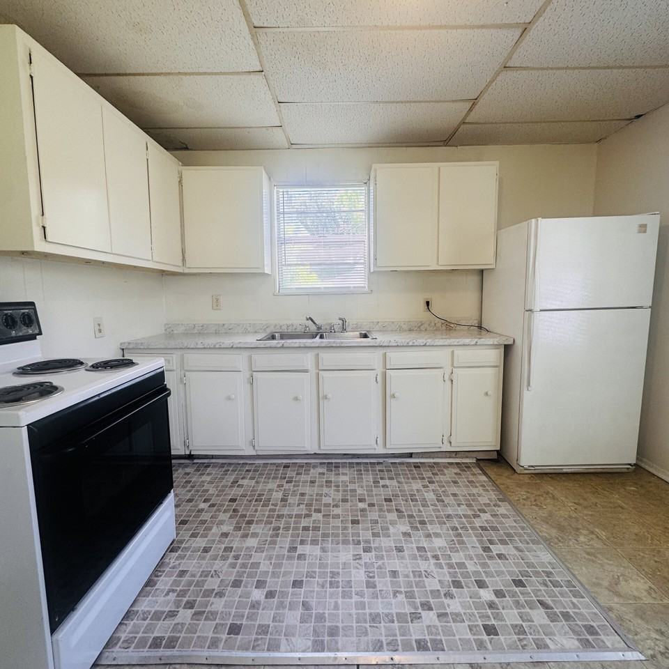 1122 Dallas St - Photo 4 of 10