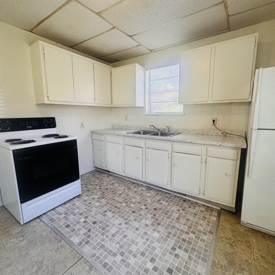 1122 Dallas St - Photo 5 of 10