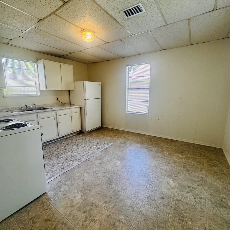 1122 Dallas St - Photo 6 of 10