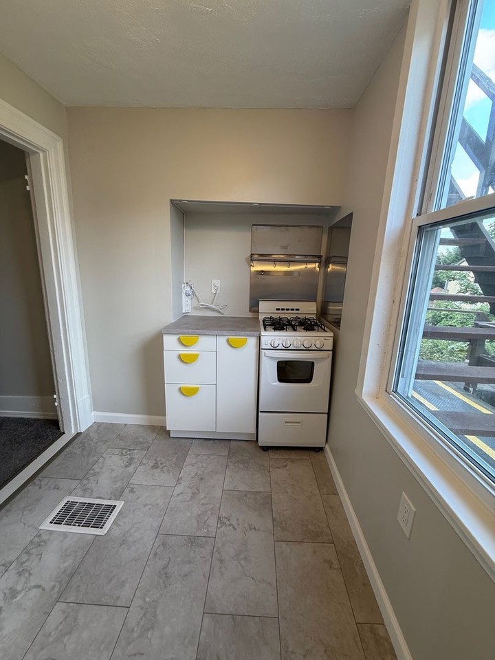 2221 Hawthorne Ave - Photo 2 of 9