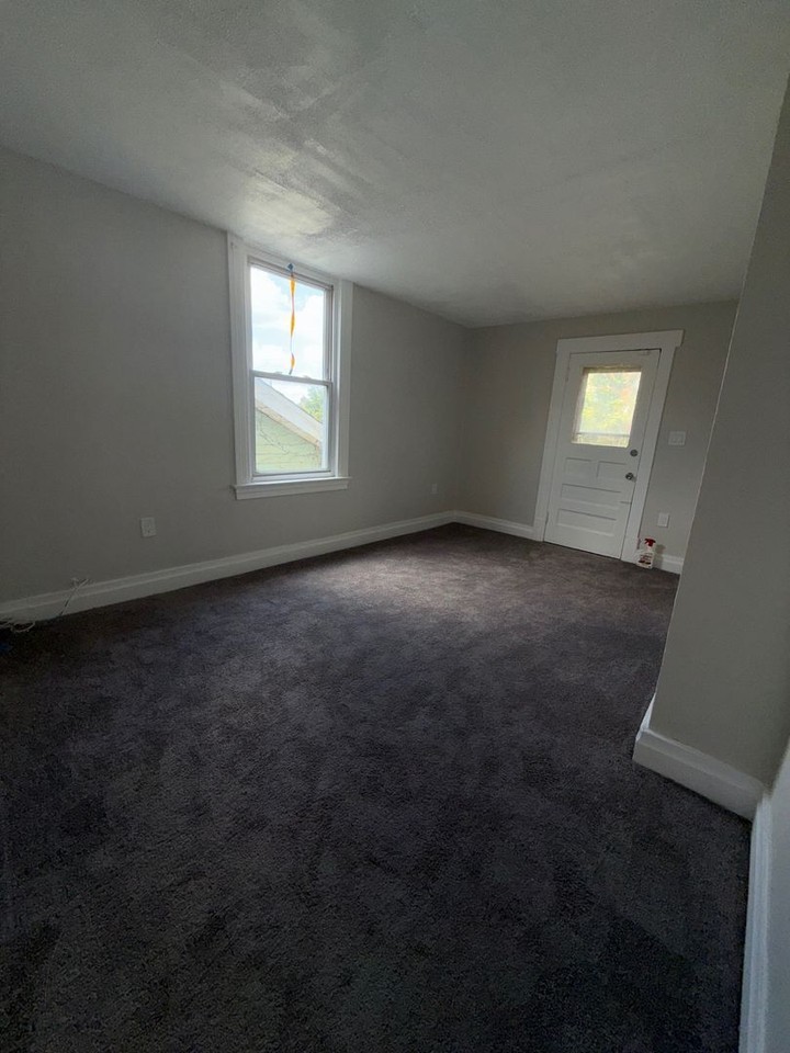 2221 Hawthorne Ave - Photo 4 of 9
