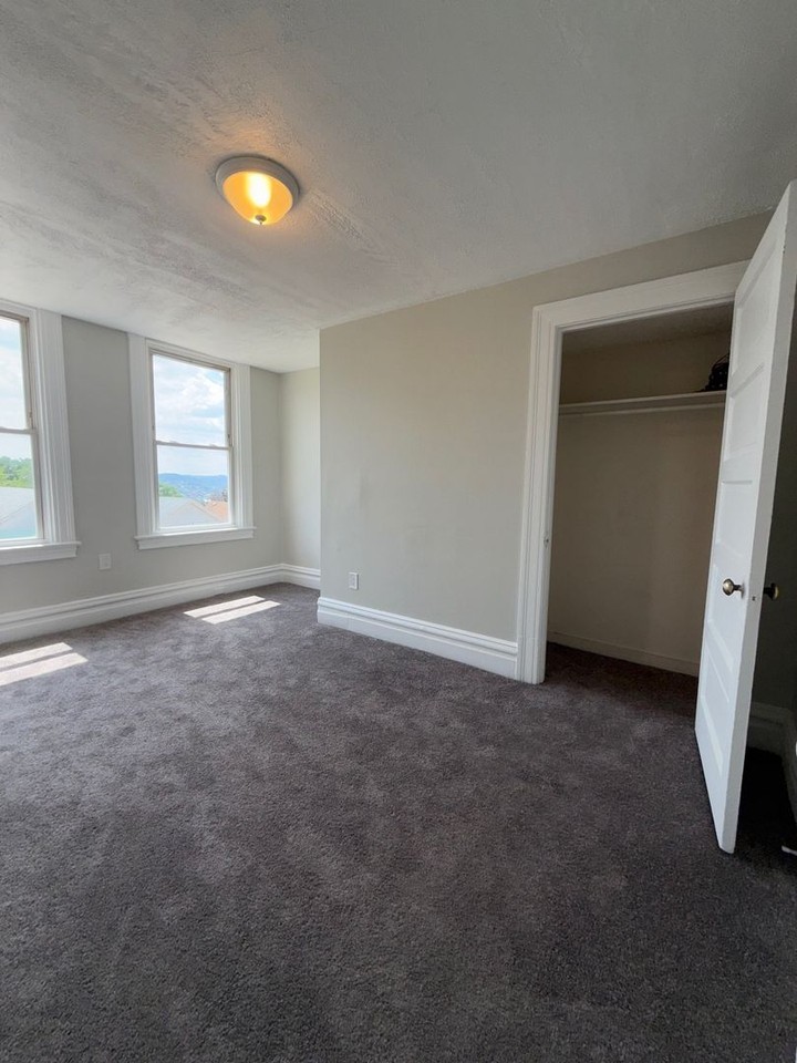 2221 Hawthorne Ave - Photo 5 of 9