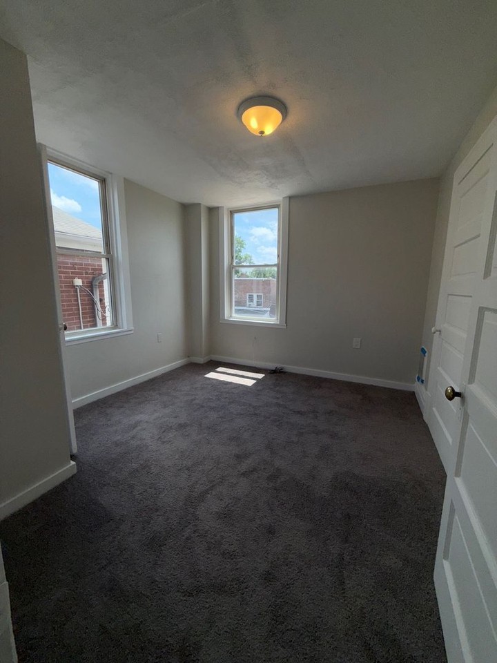 2221 Hawthorne Ave - Photo 6 of 9