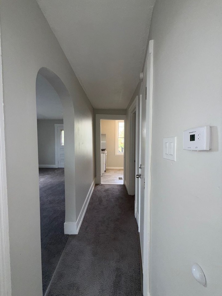 2221 Hawthorne Ave - Photo 7 of 9