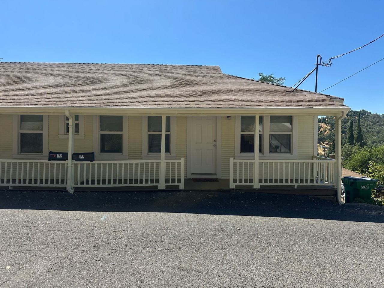 182 N Shepherd St - Photo 2 of 9