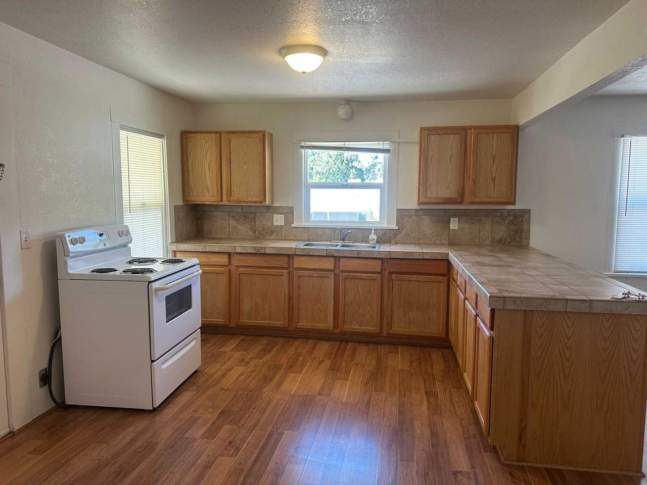 182 N Shepherd St - Photo 5 of 9