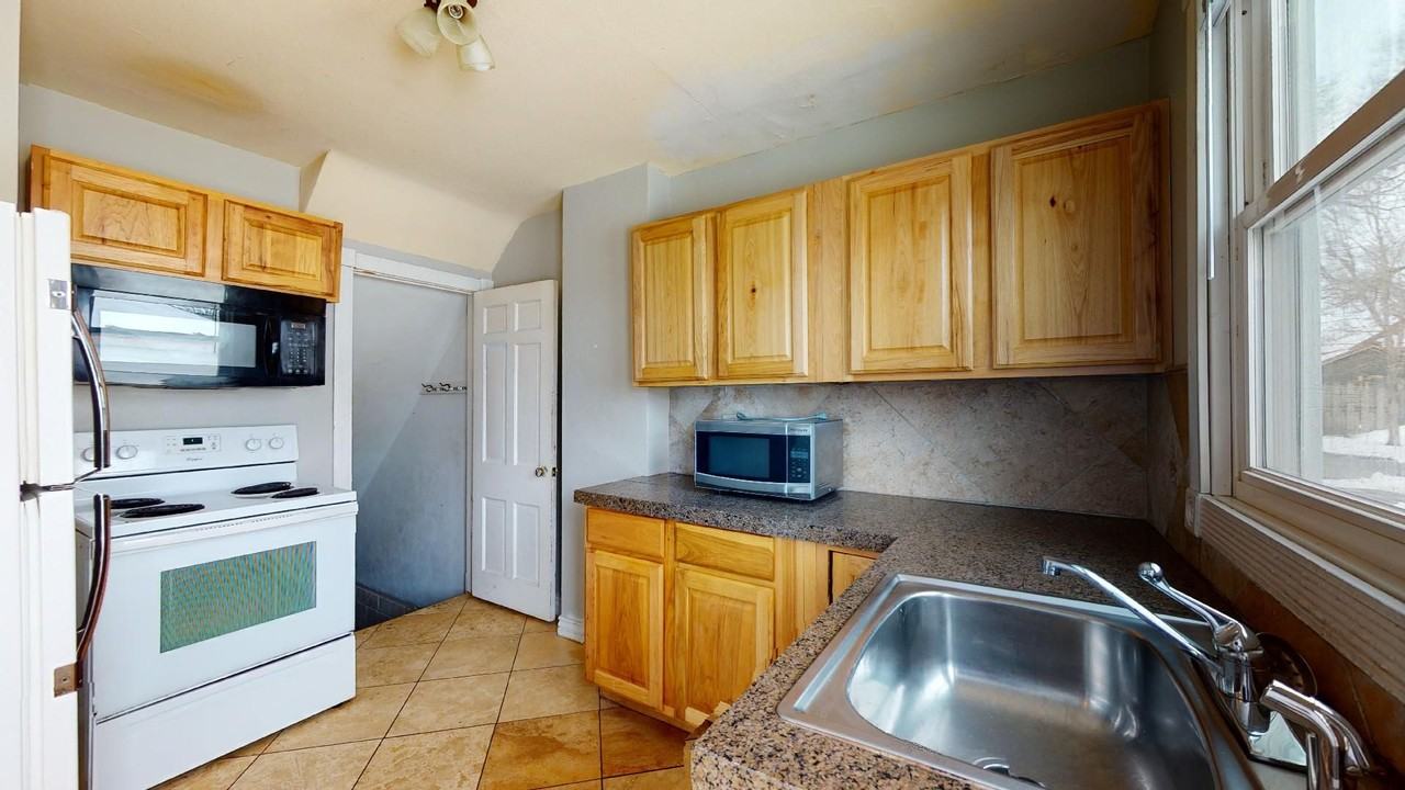 912 Grand Ave - Photo 2 of 15