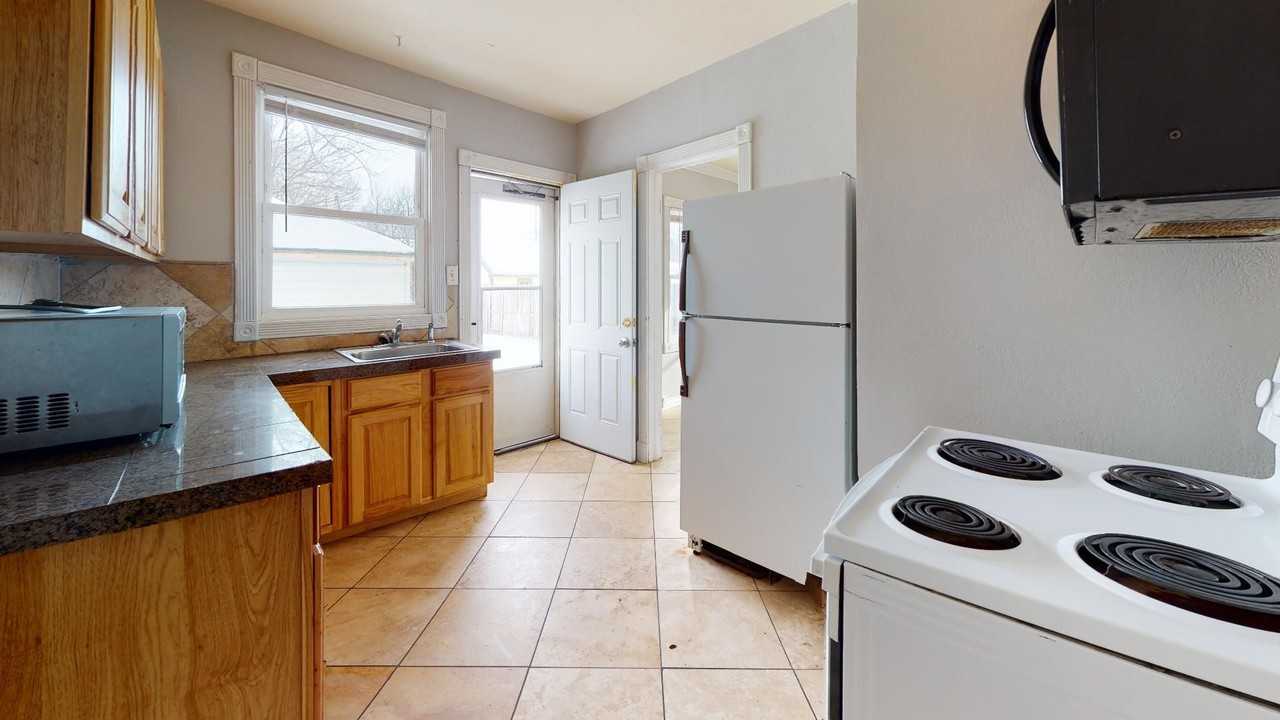 912 Grand Ave - Photo 4 of 15