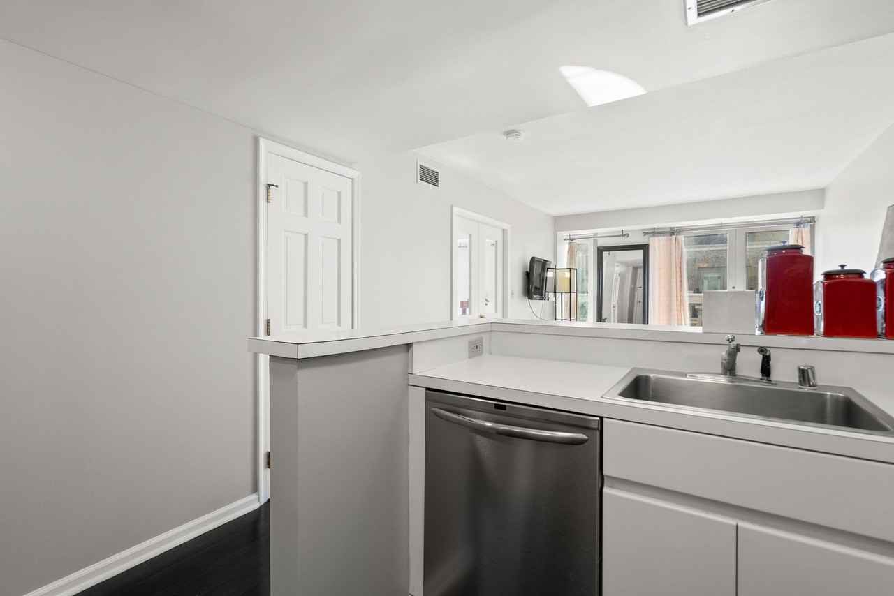 801 Pennsylvania Ave Nw #1224 - Photo 4 of 38