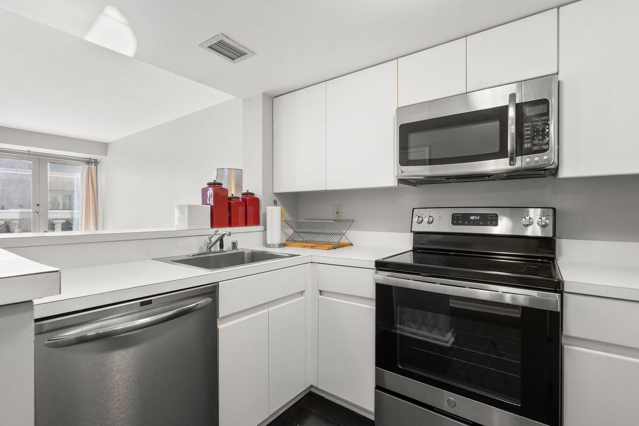 801 Pennsylvania Ave Nw #1224 - Photo 7 of 38
