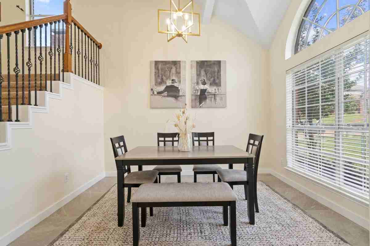 1339 Barclay Dr - Photo 4 of 40