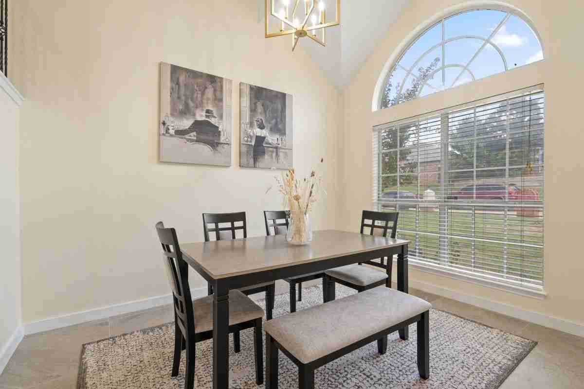 1339 Barclay Dr - Photo 5 of 40