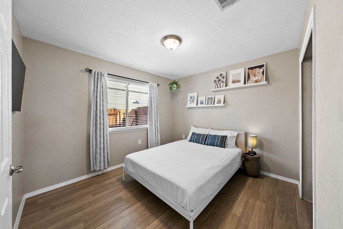 6117 Los Cielos Blvd - Photo 4 of 34