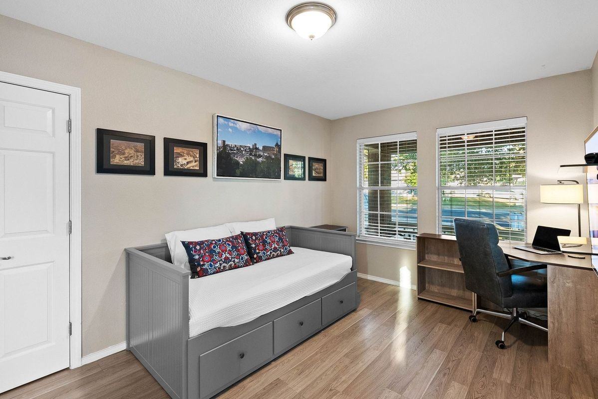 6117 Los Cielos Blvd - Photo 5 of 34