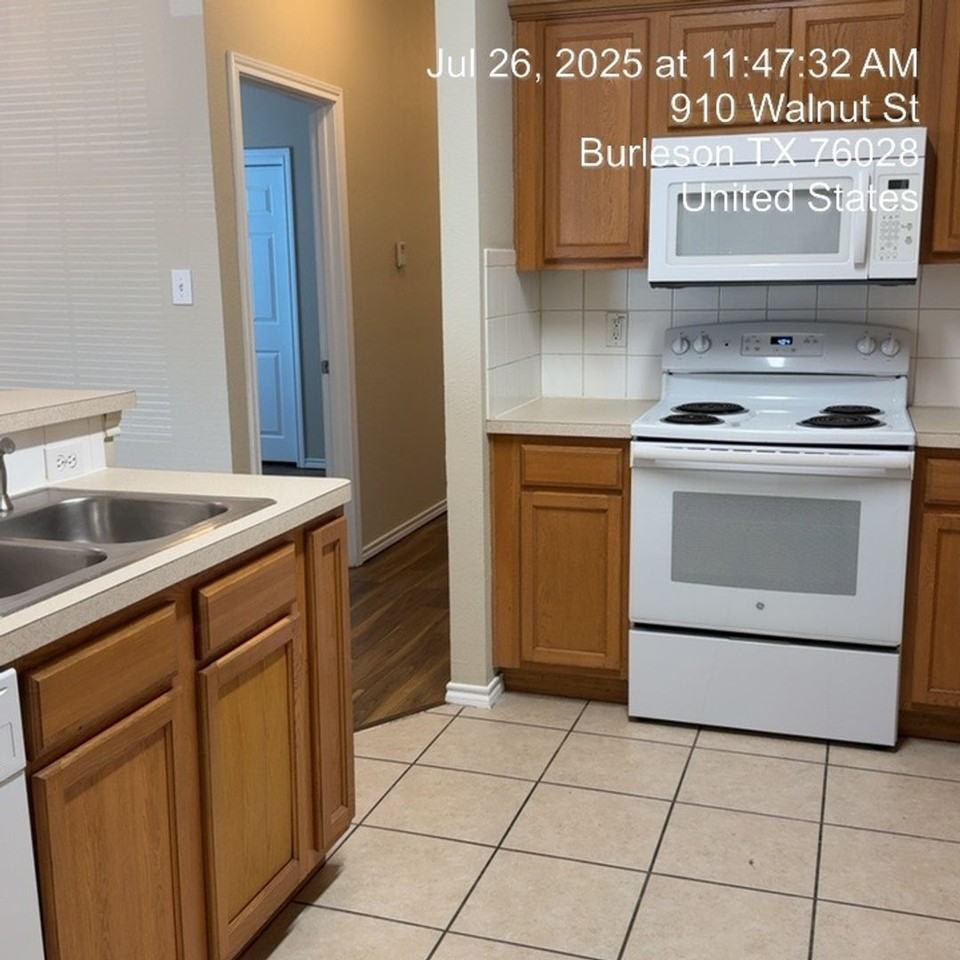 913 Walnut St - Photo 6 of 14