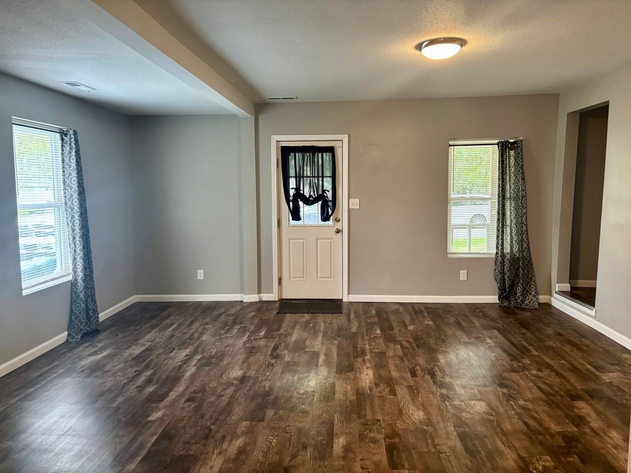 516 E Silver St - Photo 2 of 11