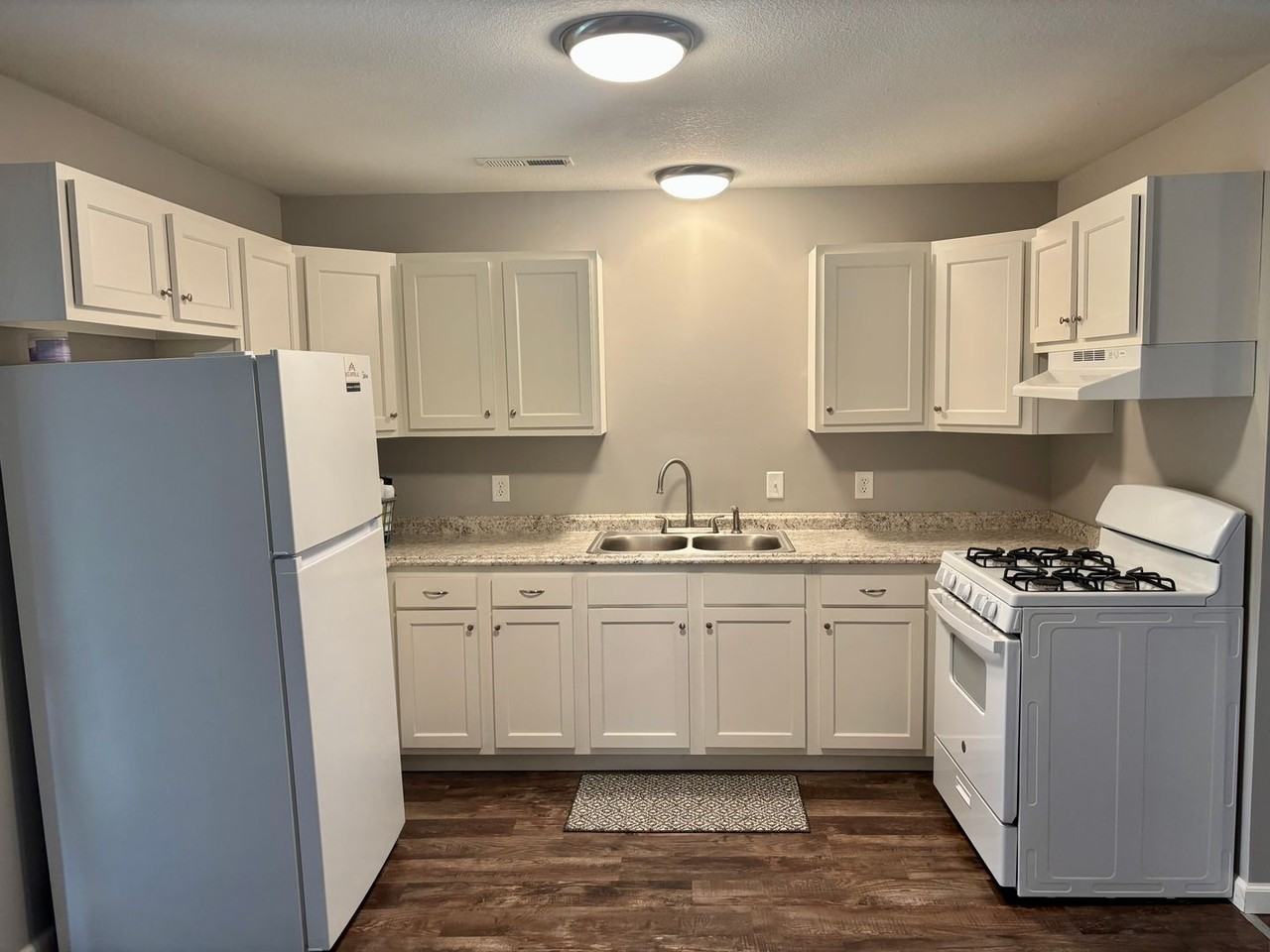 516 E Silver St - Photo 3 of 11