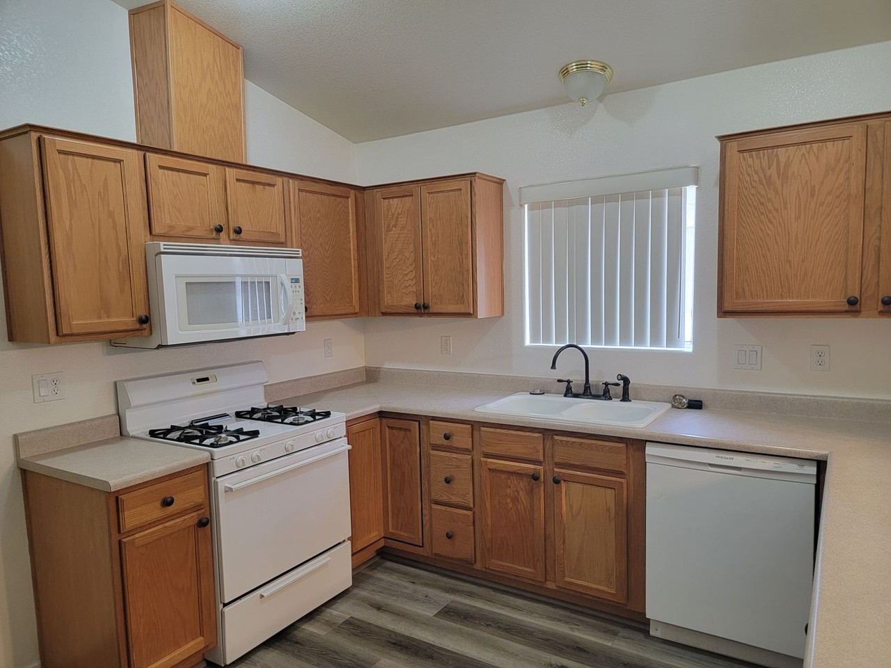 1562 Ash Ave - Photo 2 of 9