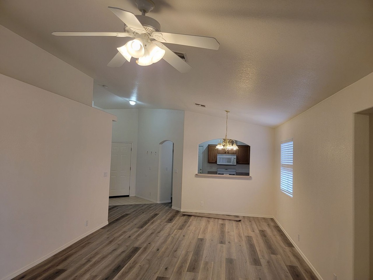 1562 Ash Ave - Photo 4 of 9