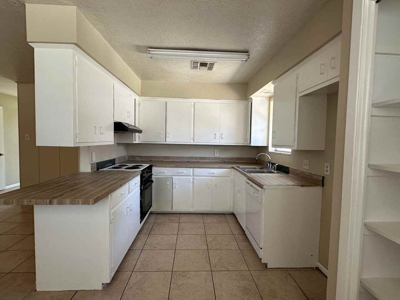 203 Driftwood Dr - Photo 2 of 7
