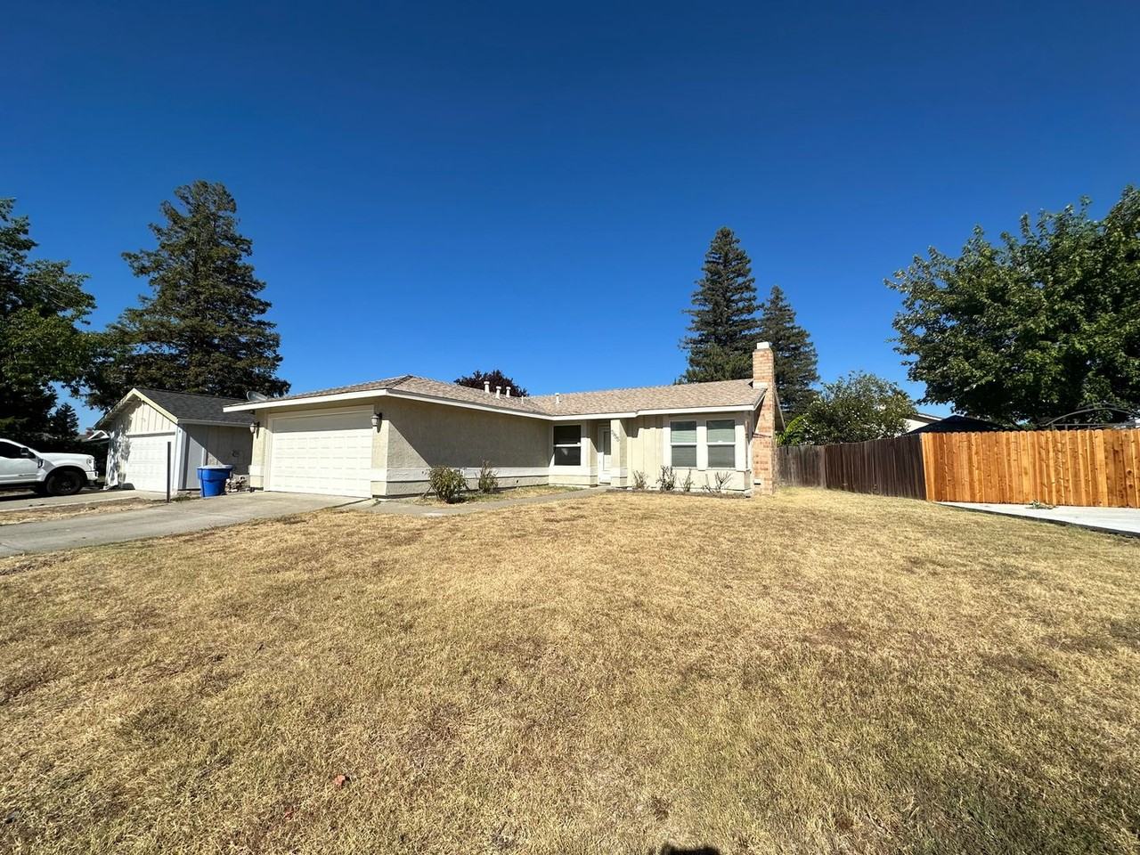 7955 Deer Lake Dr - Photo 2 of 26
