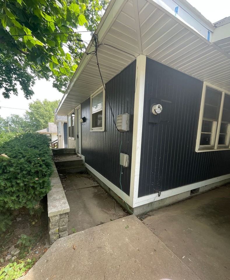 2112 N Marion Ave - Photo 2 of 17