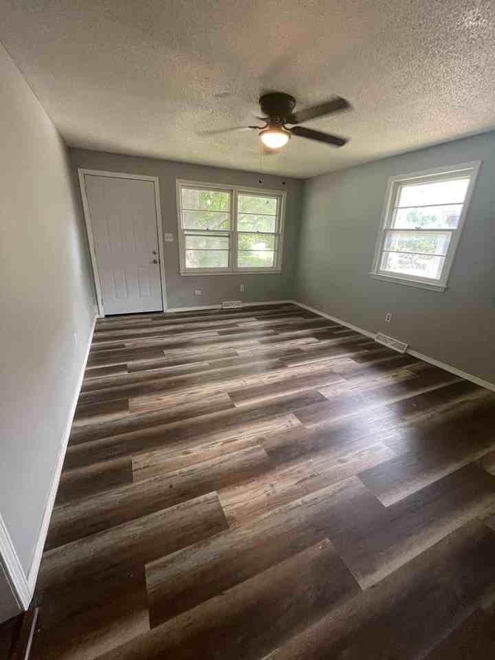 2112 N Marion Ave - Photo 3 of 17