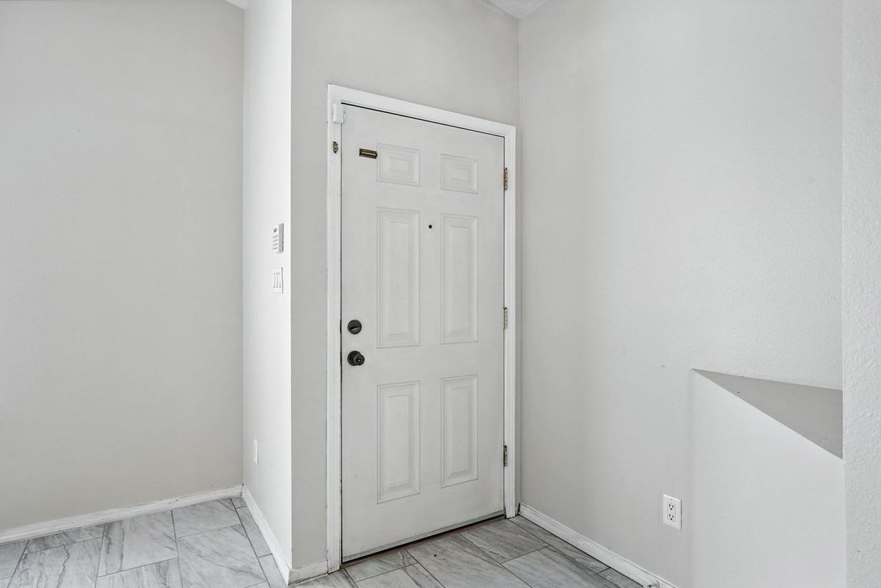 6505 Evesham Rd Nw - Photo 4 of 32