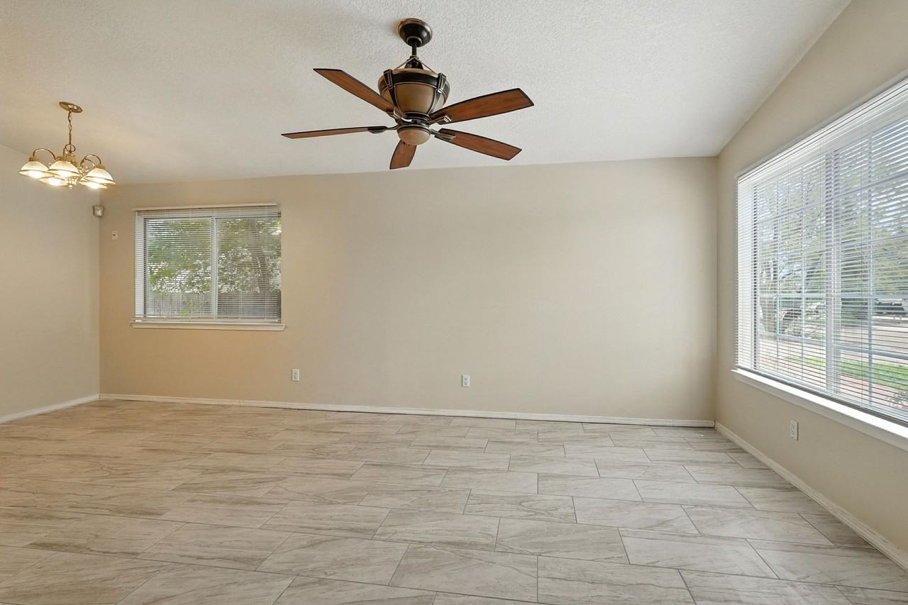 6505 Evesham Rd Nw - Photo 5 of 32