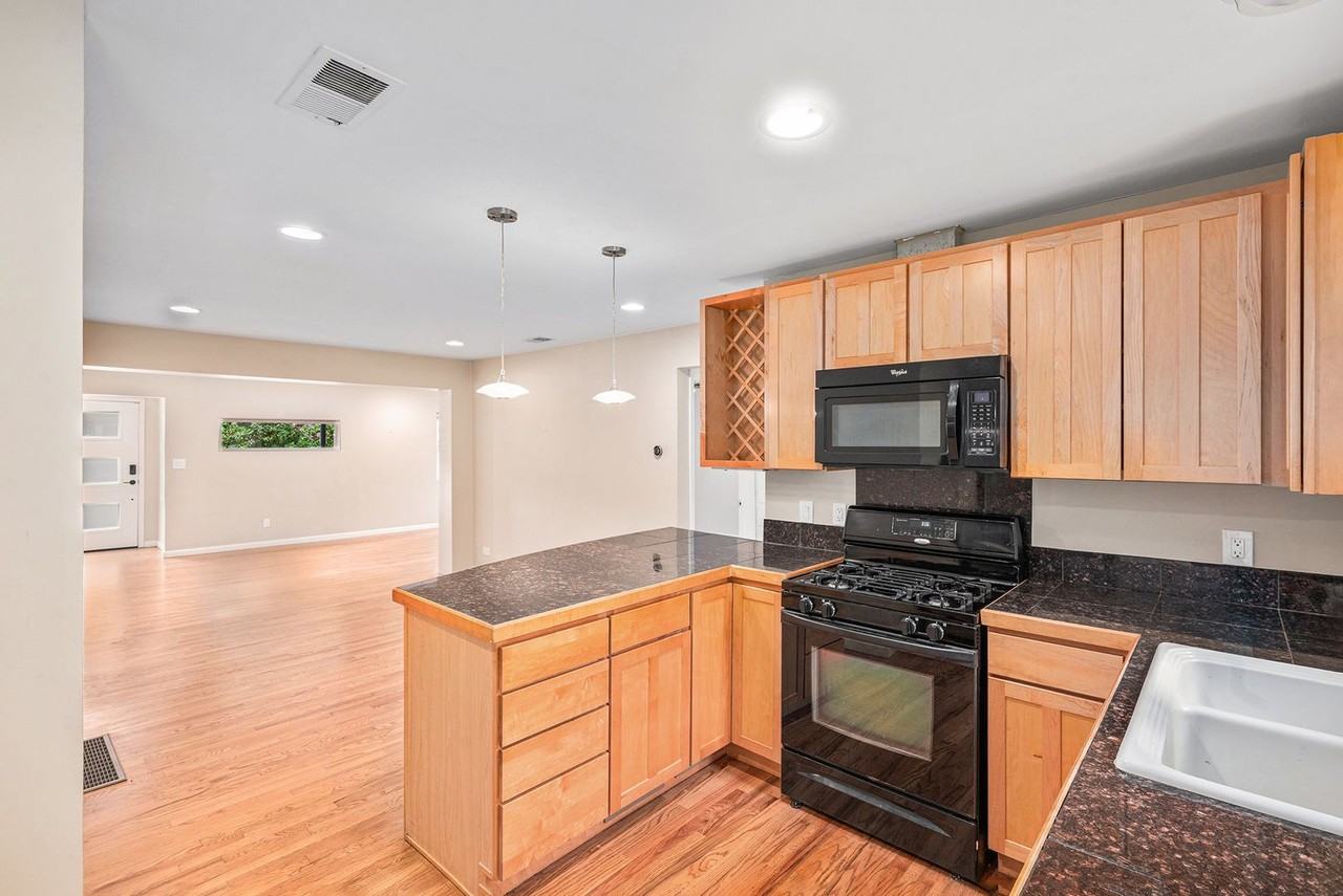 1021 North Locust Street - Photo 6 of 16