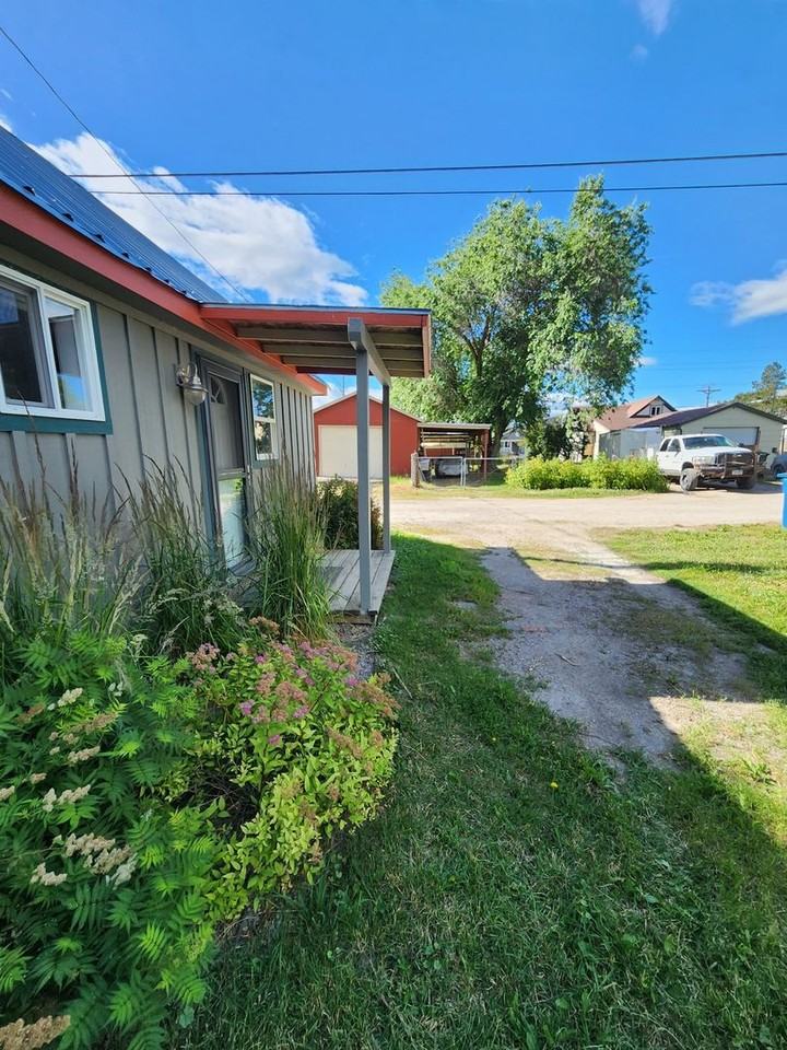 111 1/2 6th Ave W - Photo 3 of 8